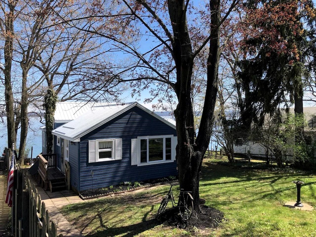 Charming Pet-Friendly Cottage Seconds from Lake near Rochester, New York