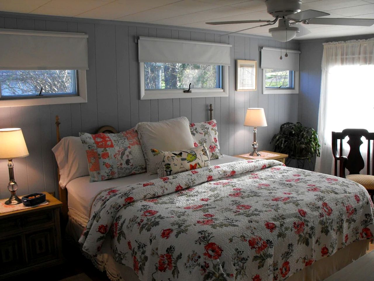 Charming Pet-Friendly Cottage Seconds from Lake near Rochester, New York