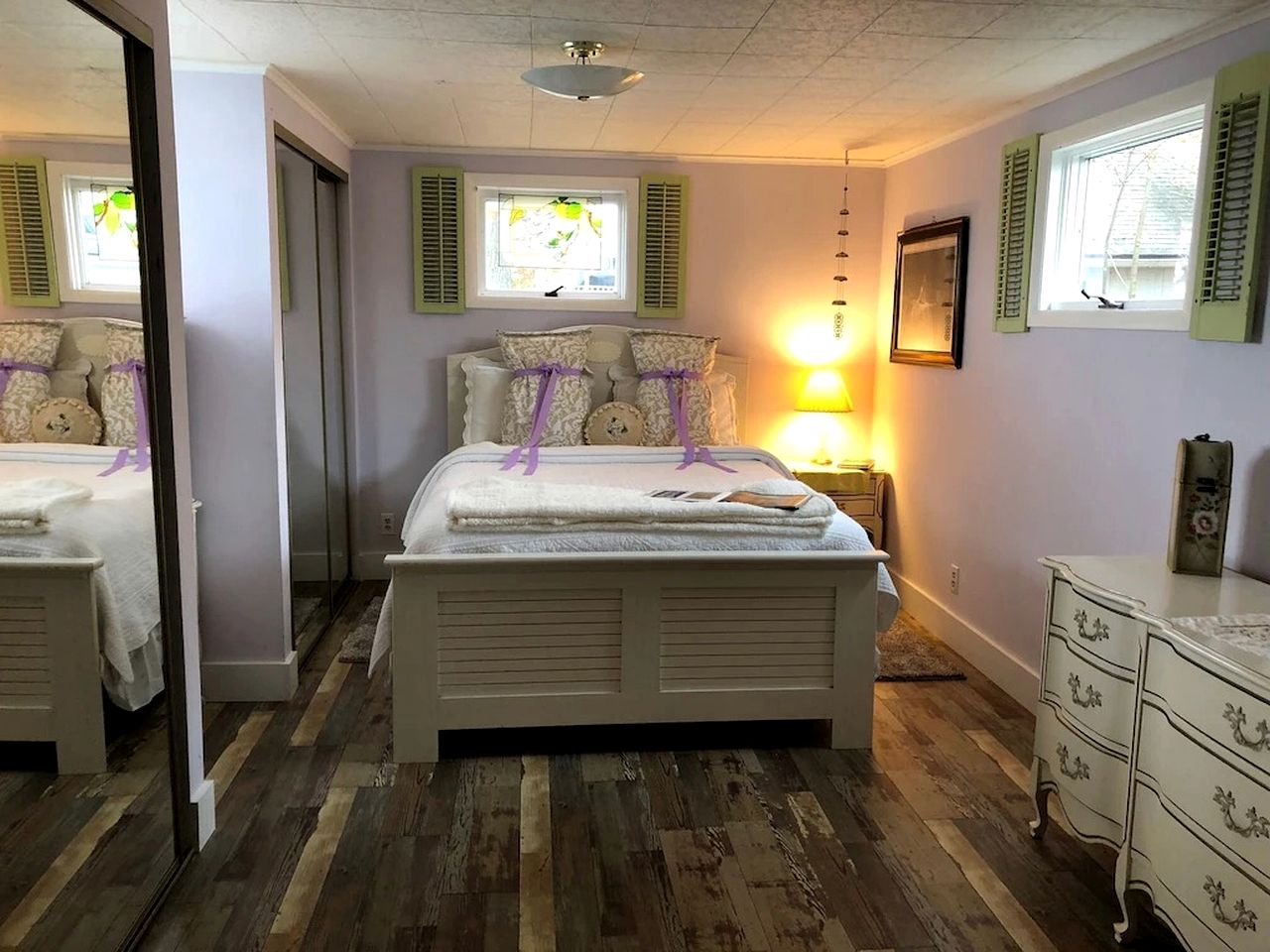 Charming Pet-Friendly Cottage Seconds from Lake near Rochester, New York