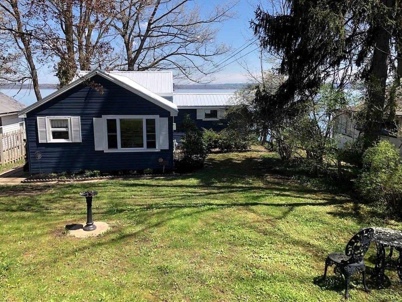 Charming Pet-Friendly Cottage Seconds from Lake near Rochester, New York