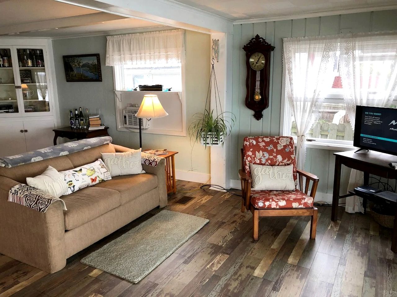 Charming Pet-Friendly Cottage Seconds from Lake near Rochester, New York