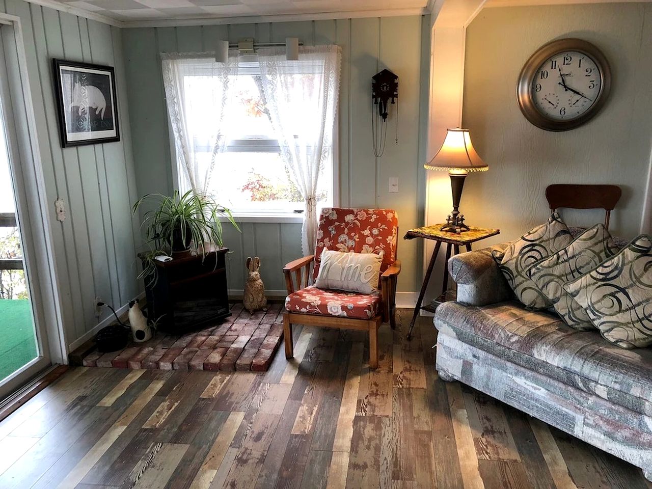 Charming Pet-Friendly Cottage Seconds from Lake near Rochester, New York