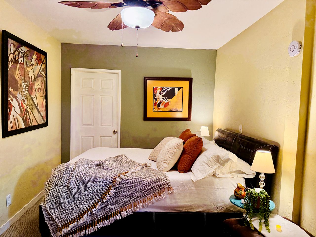 Pet Friendly Fantastic Cottage with Hot-tub in Rainbow, California