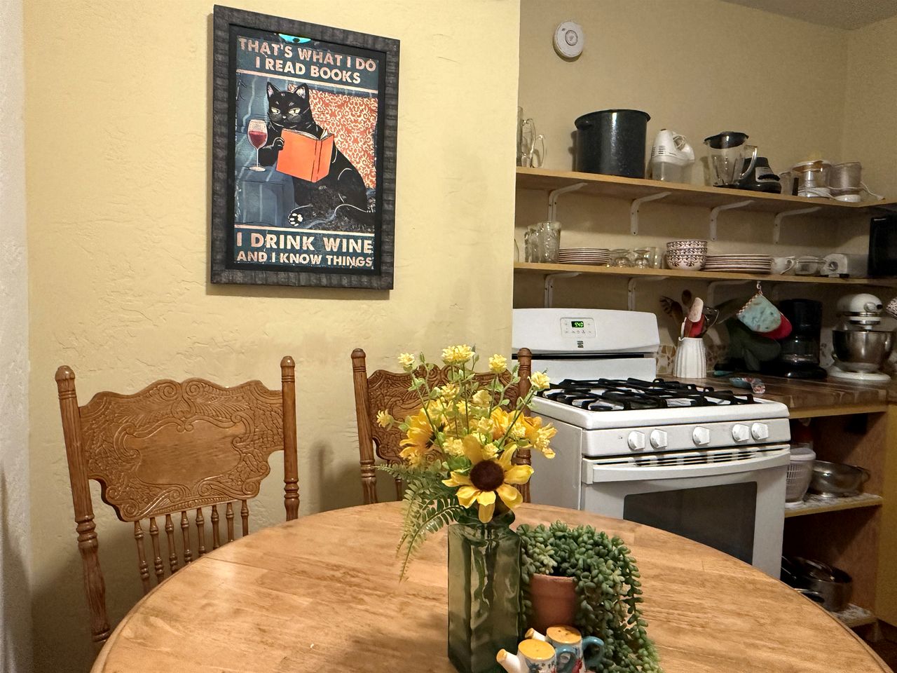 Pet Friendly Fantastic Cottage with Hot-tub in Rainbow, California