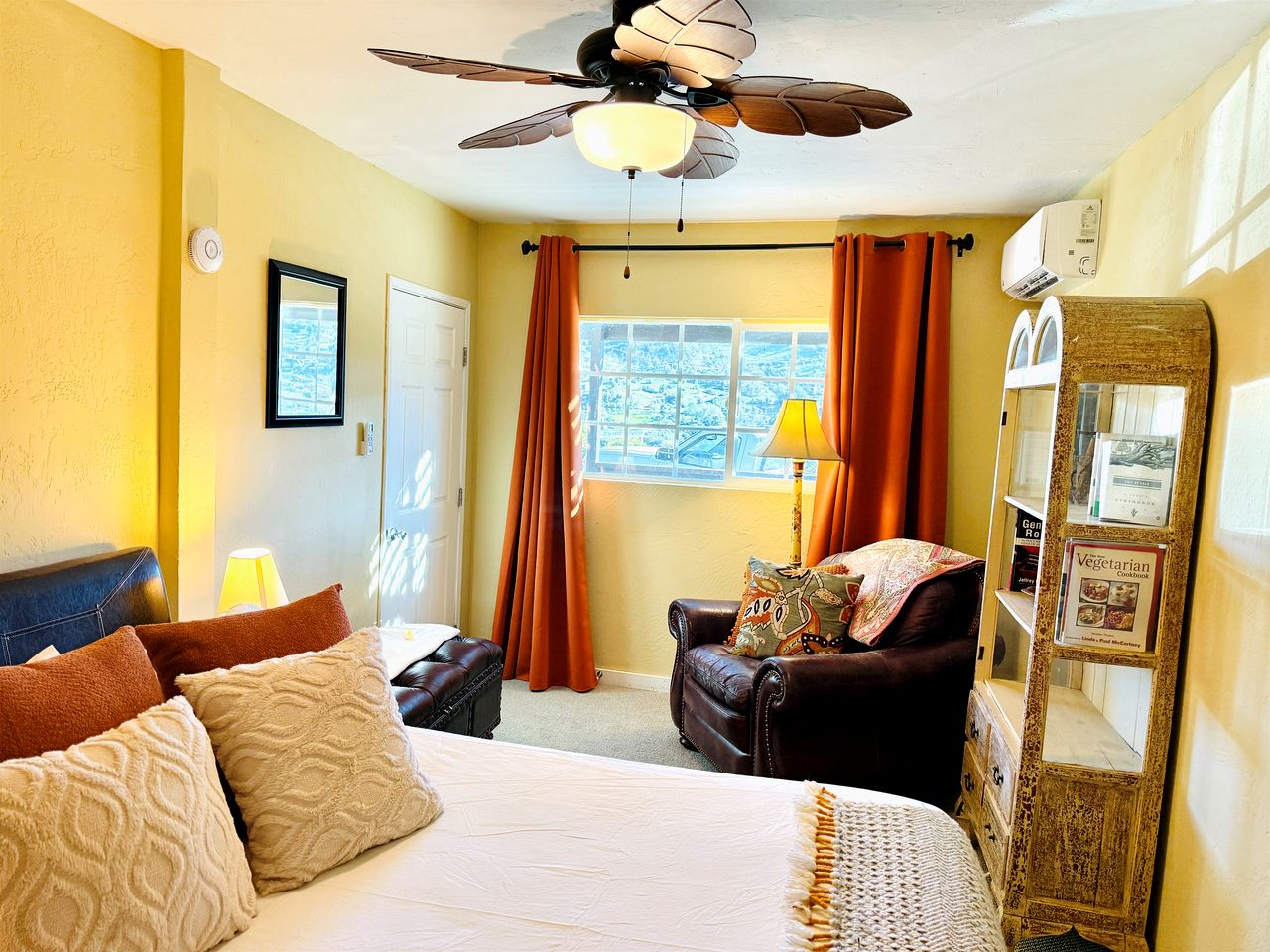 Pet Friendly Fantastic Cottage with Hot-tub in Rainbow, California