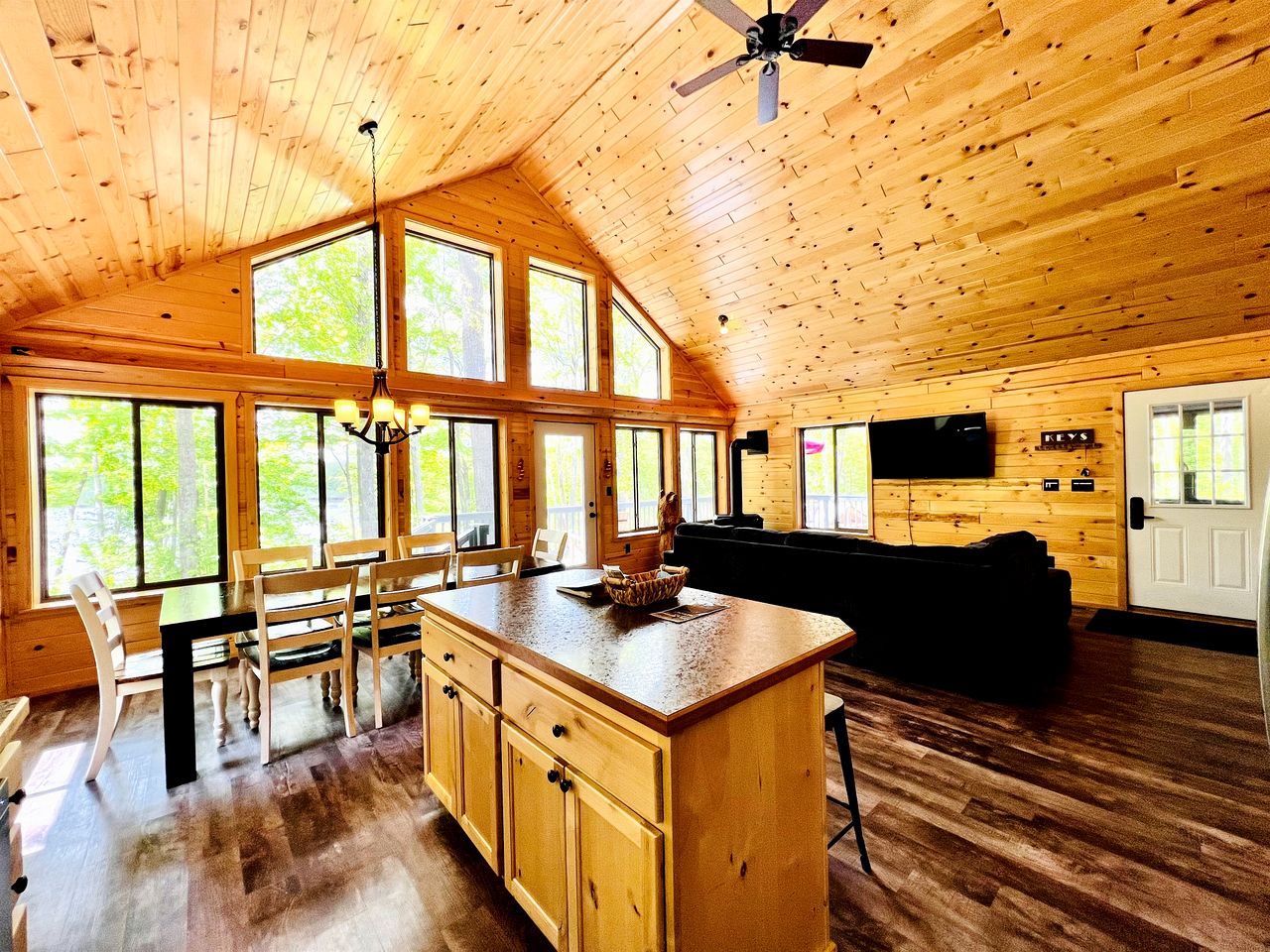 Pet-Friendly Lakeside Cabin Ideal for a Family Getaway in Wisconsin