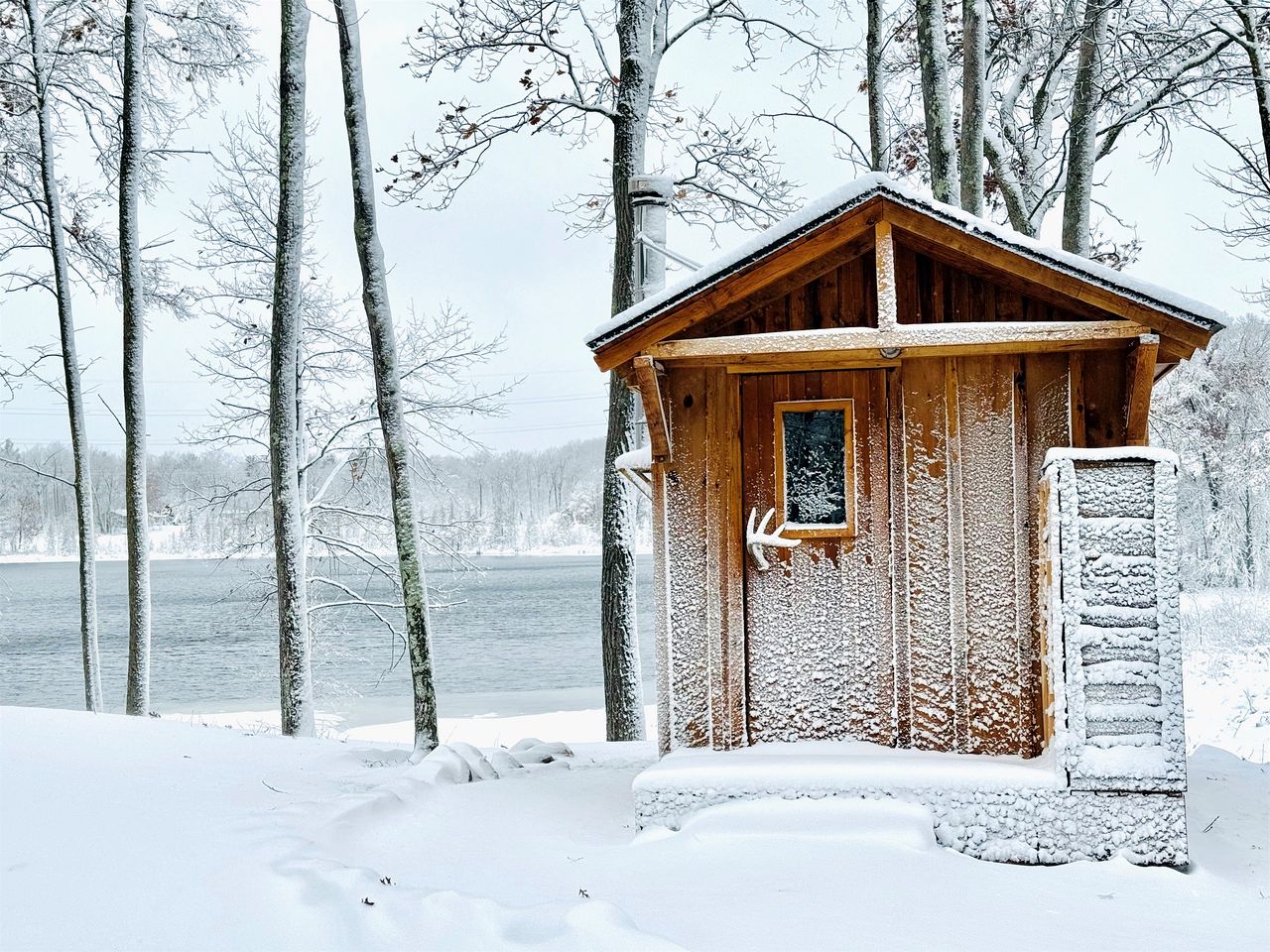 Pet-Friendly Lakeside Cabin Ideal for a Family Getaway in Wisconsin
