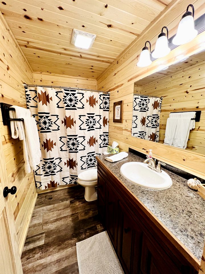Pet-Friendly Lakeside Cabin Ideal for a Family Getaway in Wisconsin