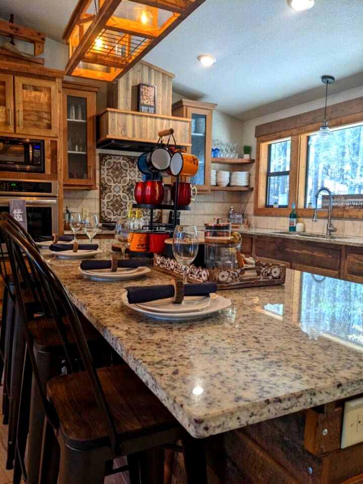 Pet Friendly Paradise in the Southern Hills of Hochatown, Oklahoma, Perfect for a Weekend Escape