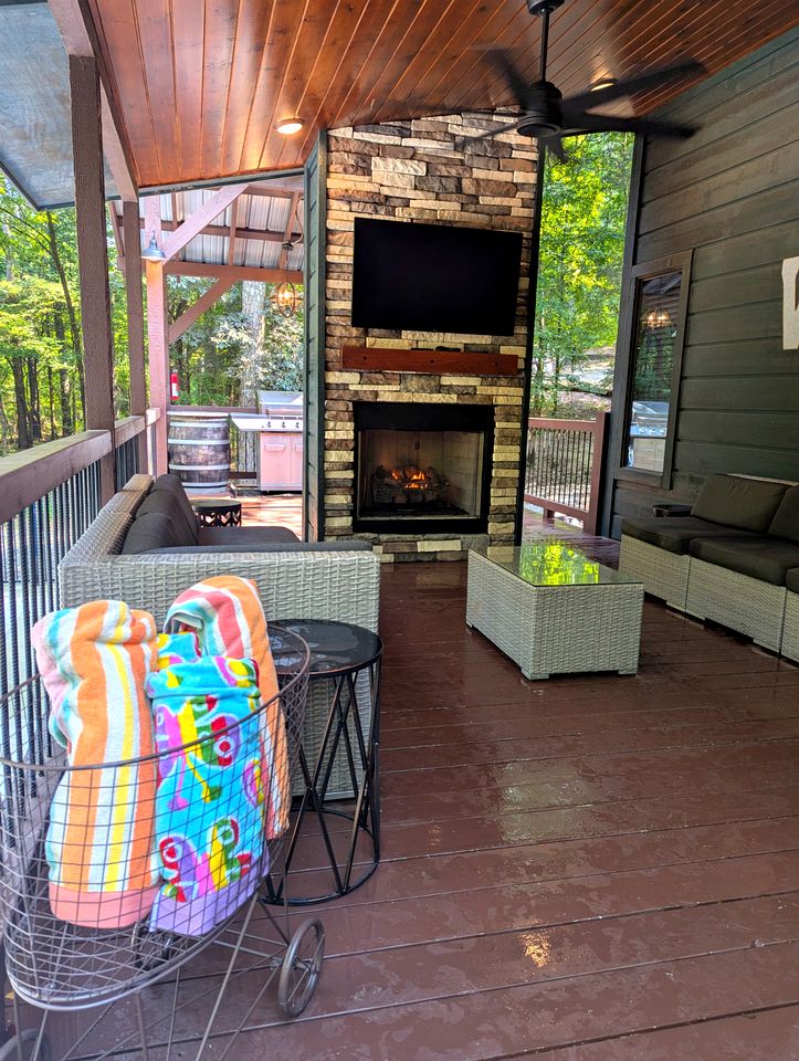 Pet Friendly Paradise in the Southern Hills of Hochatown, Oklahoma, Perfect for a Weekend Escape