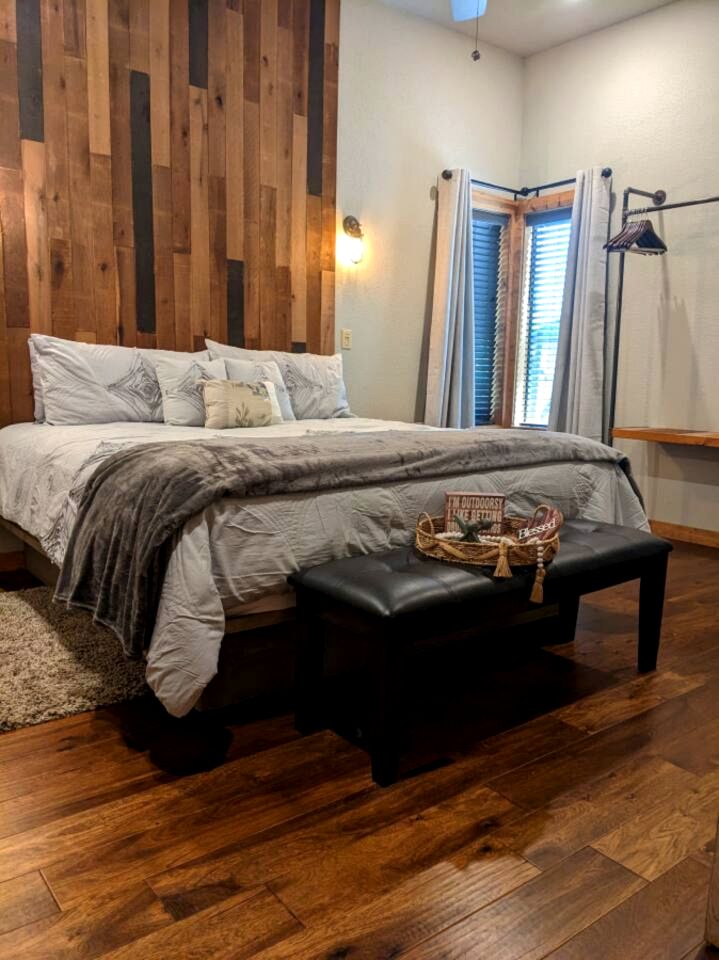 Pet Friendly Paradise in the Southern Hills of Hochatown, Oklahoma, Perfect for a Weekend Escape