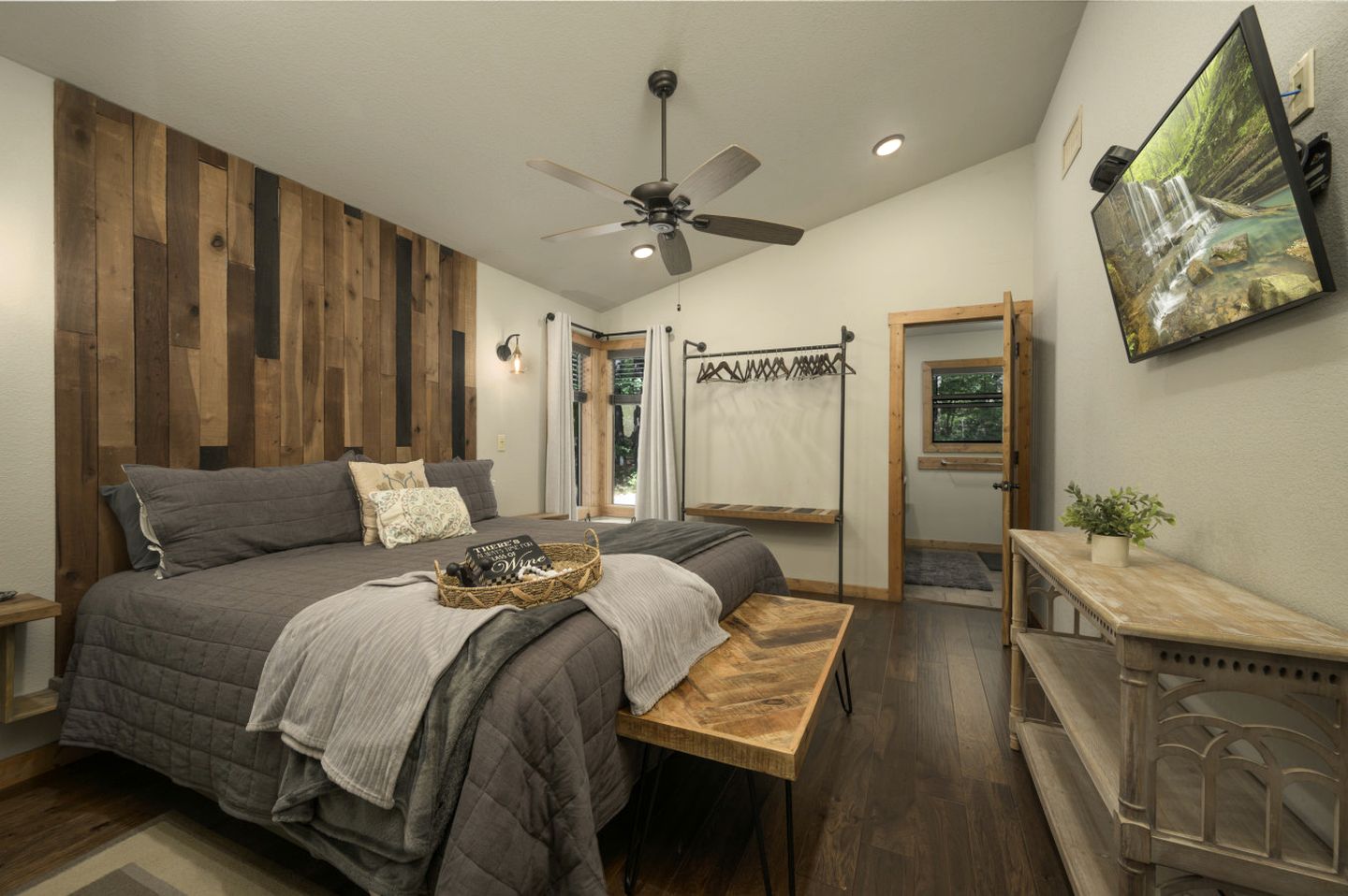 Pet Friendly Paradise in the Southern Hills of Hochatown, Oklahoma, Perfect for a Weekend Escape