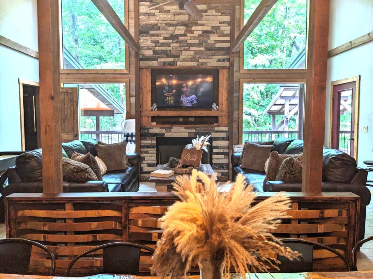 Pet Friendly Paradise in the Southern Hills of Hochatown, Oklahoma, Perfect for a Weekend Escape