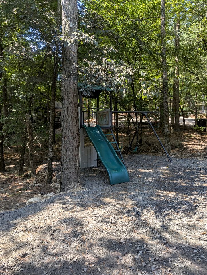 Pet Friendly Paradise in the Southern Hills of Hochatown, Oklahoma, Perfect for a Weekend Escape