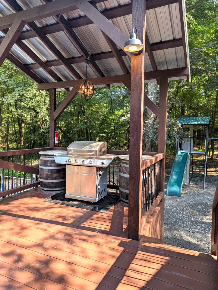 Pet Friendly Paradise in the Southern Hills of Hochatown, Oklahoma, Perfect for a Weekend Escape