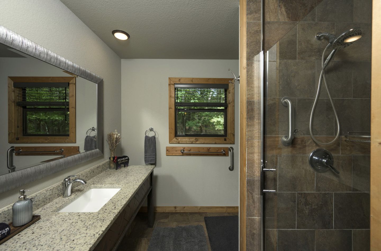 Pet Friendly Paradise in the Southern Hills of Hochatown, Oklahoma, Perfect for a Weekend Escape