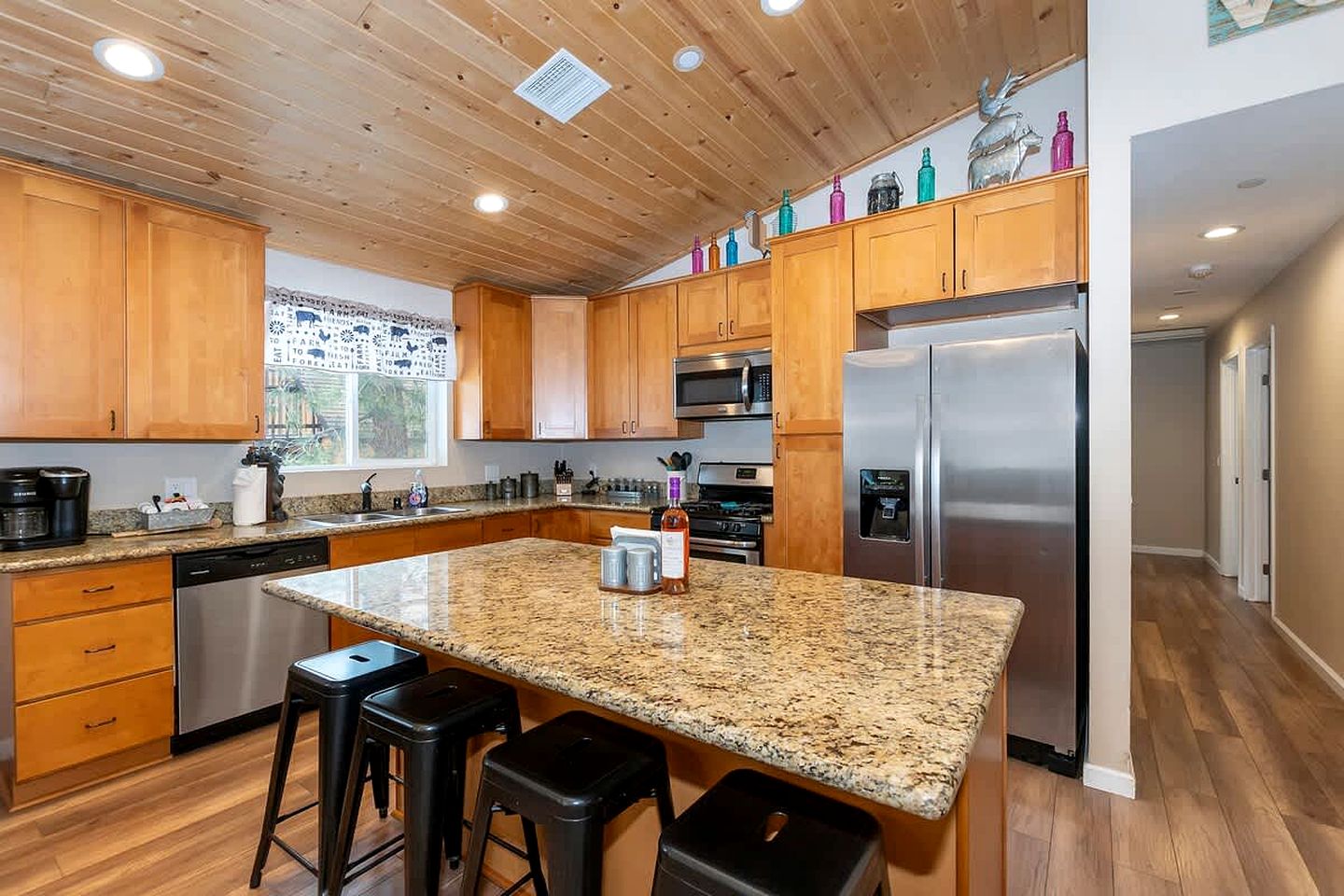 Pet-Friendly Retreat: Cozy Cabin in Sugarloaf, California