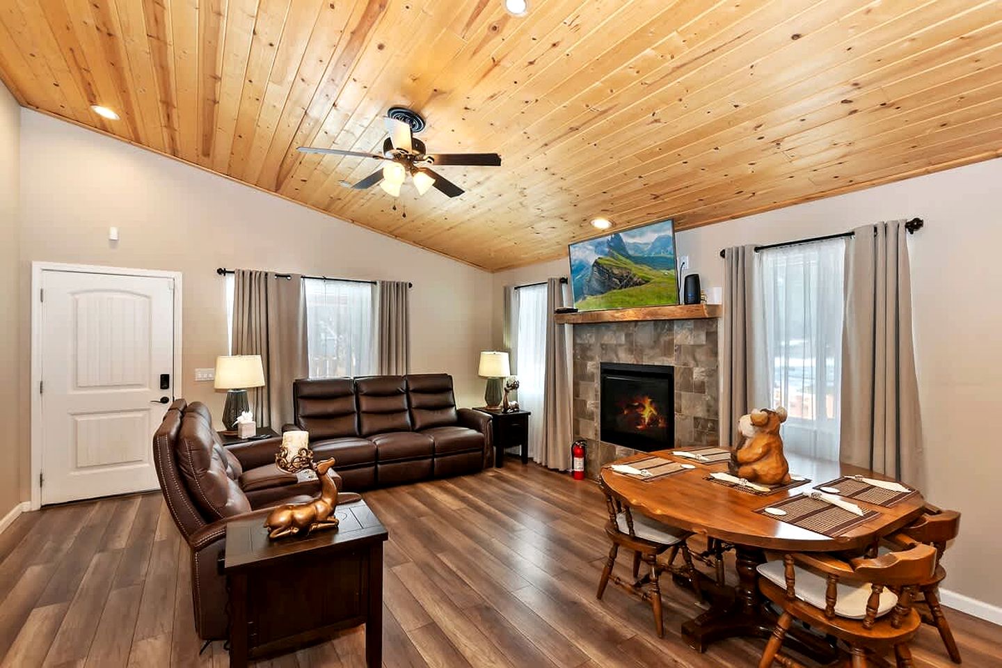 Pet-Friendly Retreat: Cozy Cabin in Sugarloaf, California