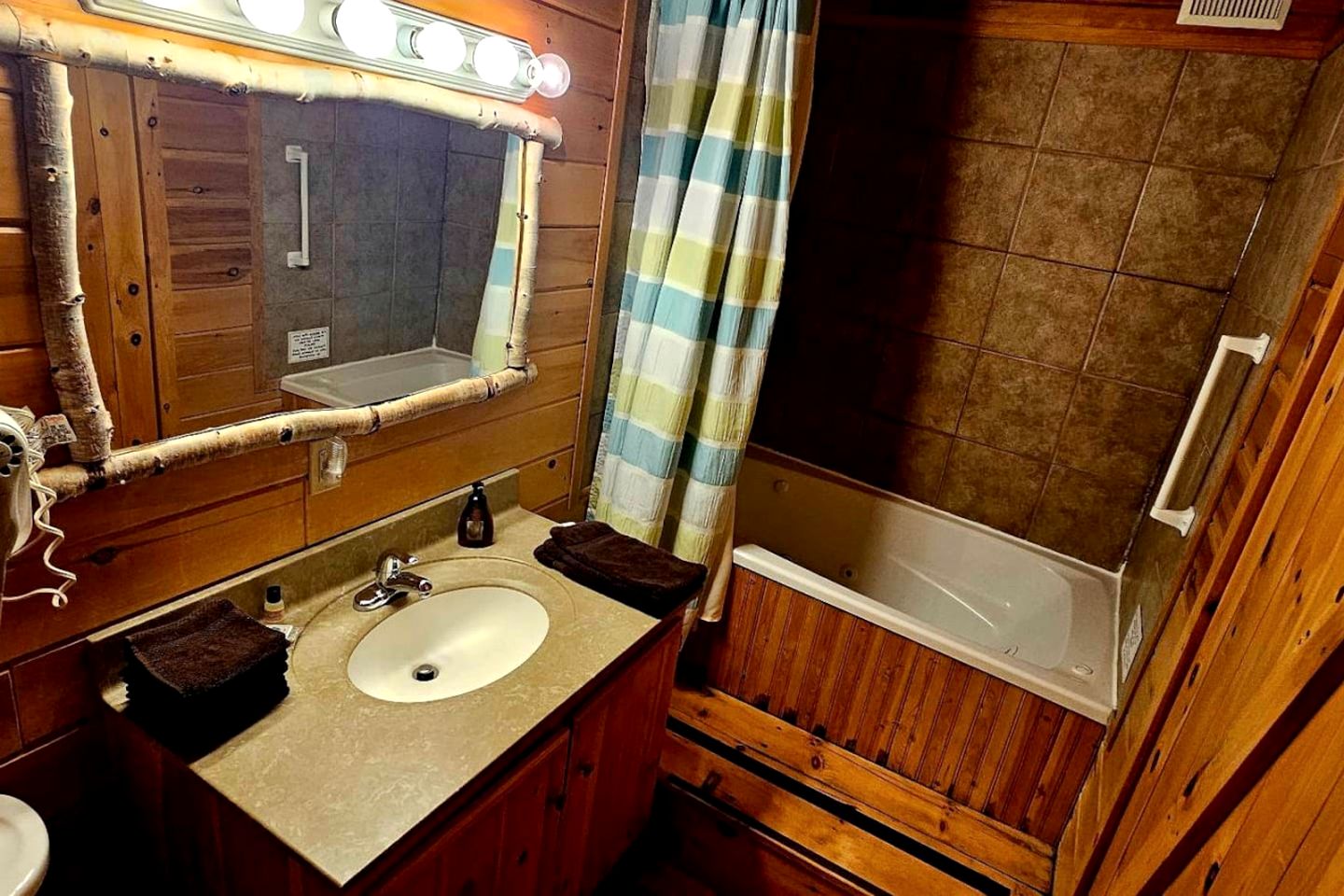 Pet-Friendly Retreat Ideal for a Tranquil Escape in Maine