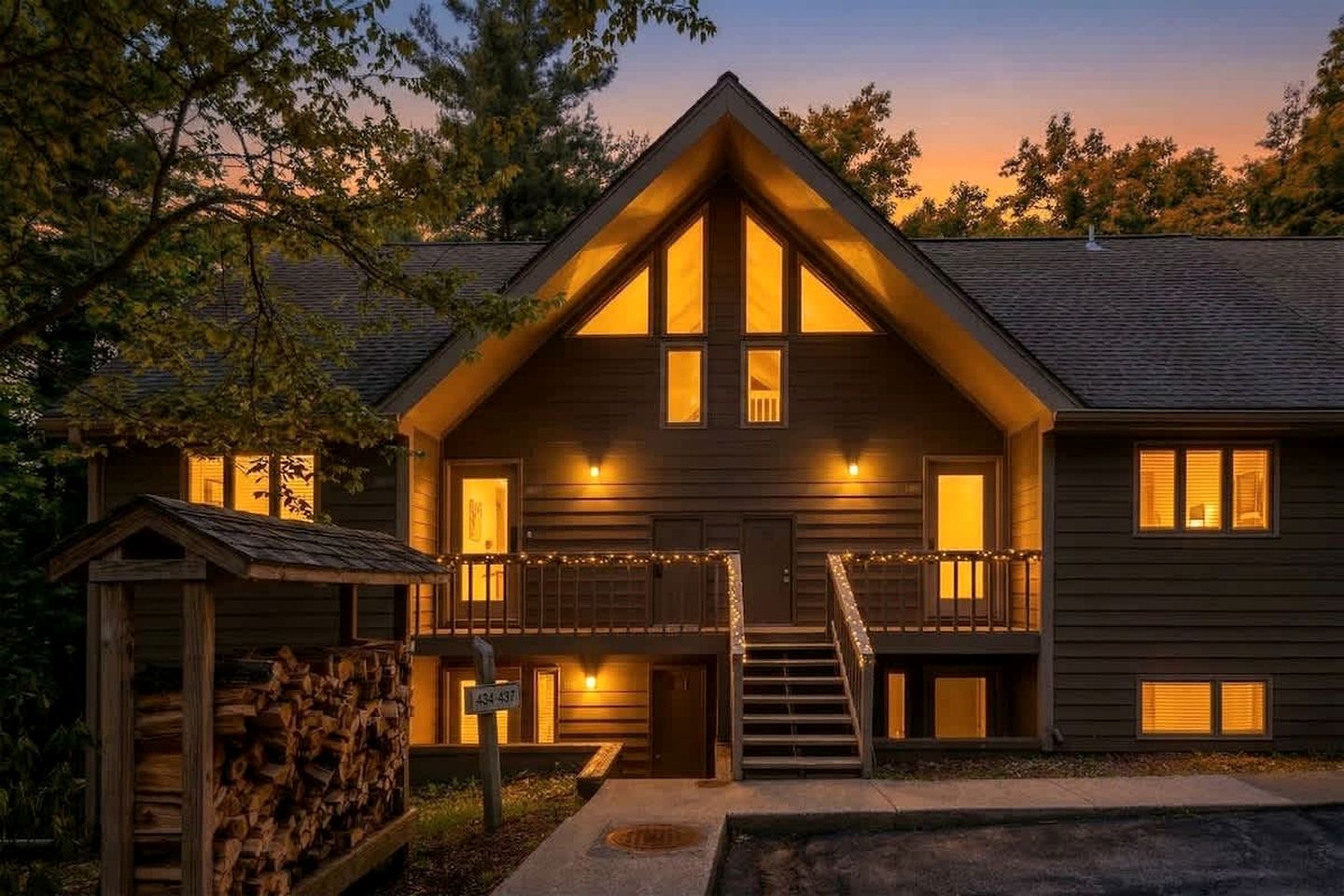 Pet-Friendly Mountain Retreat with Fireplace & Walkable Village Access Near Wintergreen Resort, Virginia