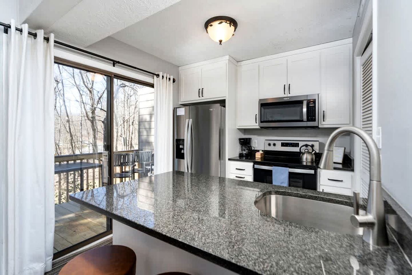 Pet-Friendly Mountain Retreat with Fireplace & Walkable Village Access Near Wintergreen Resort, Virginia