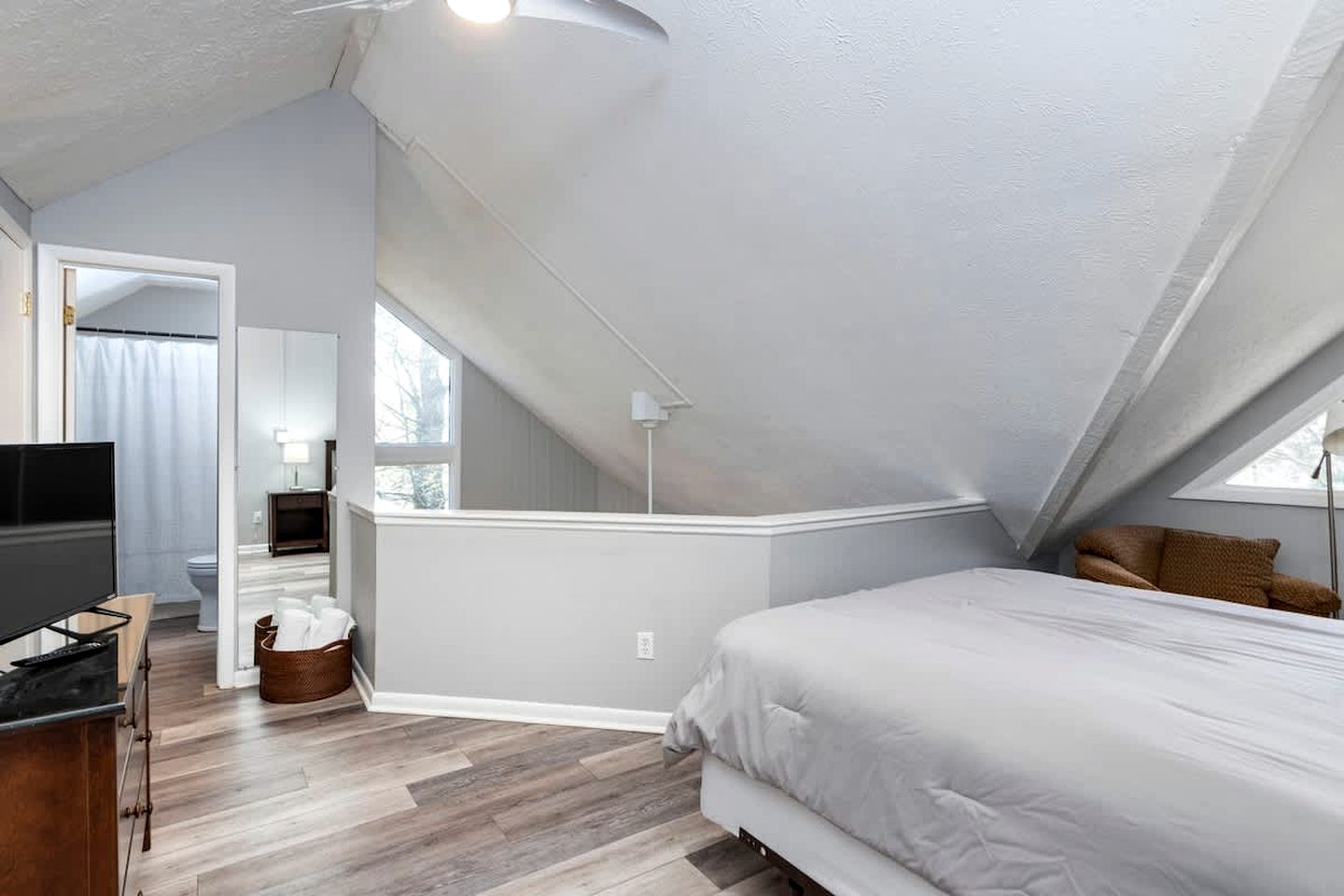 Pet-Friendly Mountain Retreat with Fireplace & Walkable Village Access Near Wintergreen Resort, Virginia