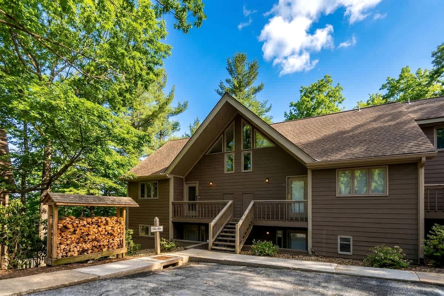 Pet-Friendly Mountain Retreat with Fireplace & Walkable Village Access Near Wintergreen Resort, Virginia