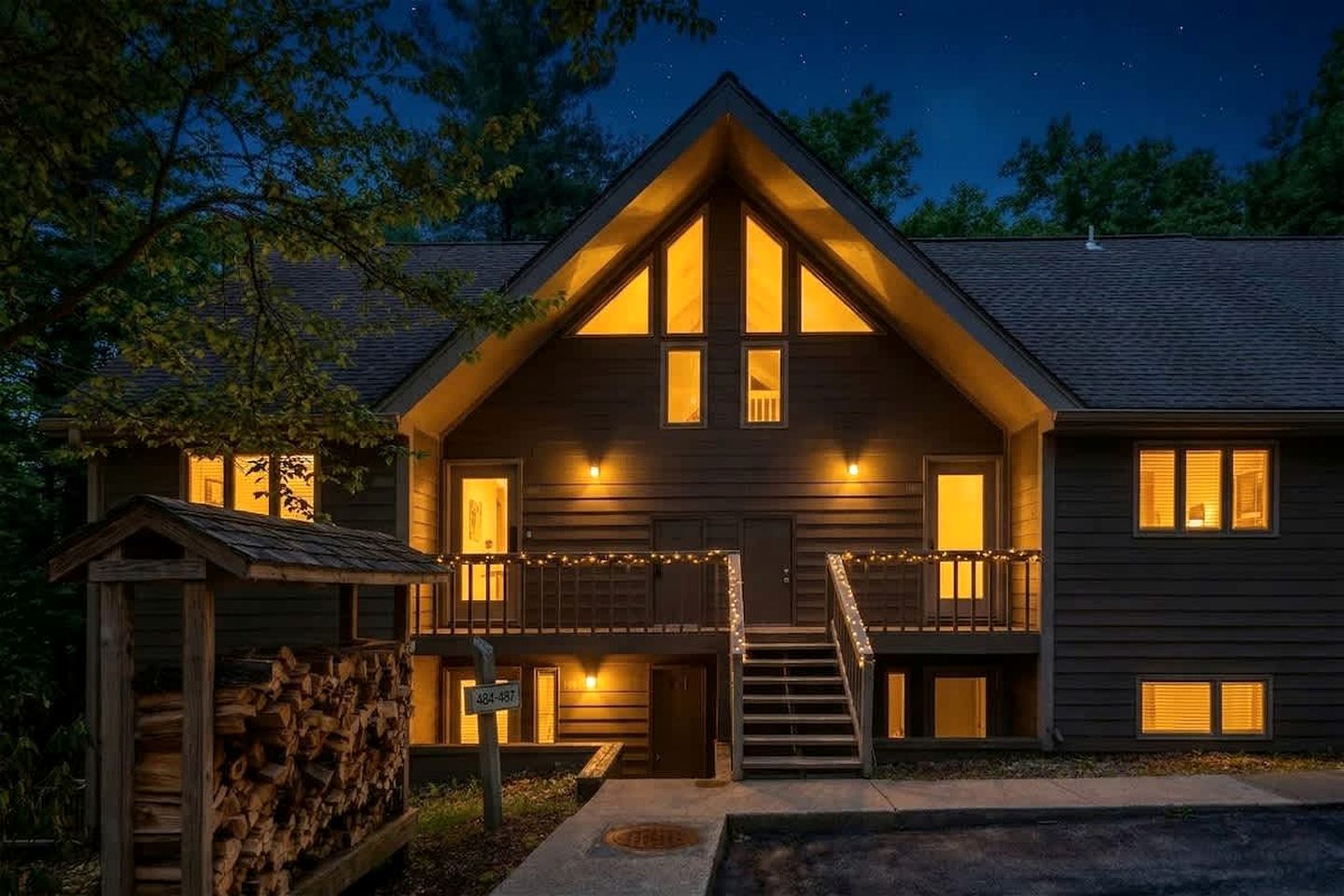 Pet-Friendly Mountain Retreat with Fireplace & Walkable Village Access Near Wintergreen Resort, Virginia