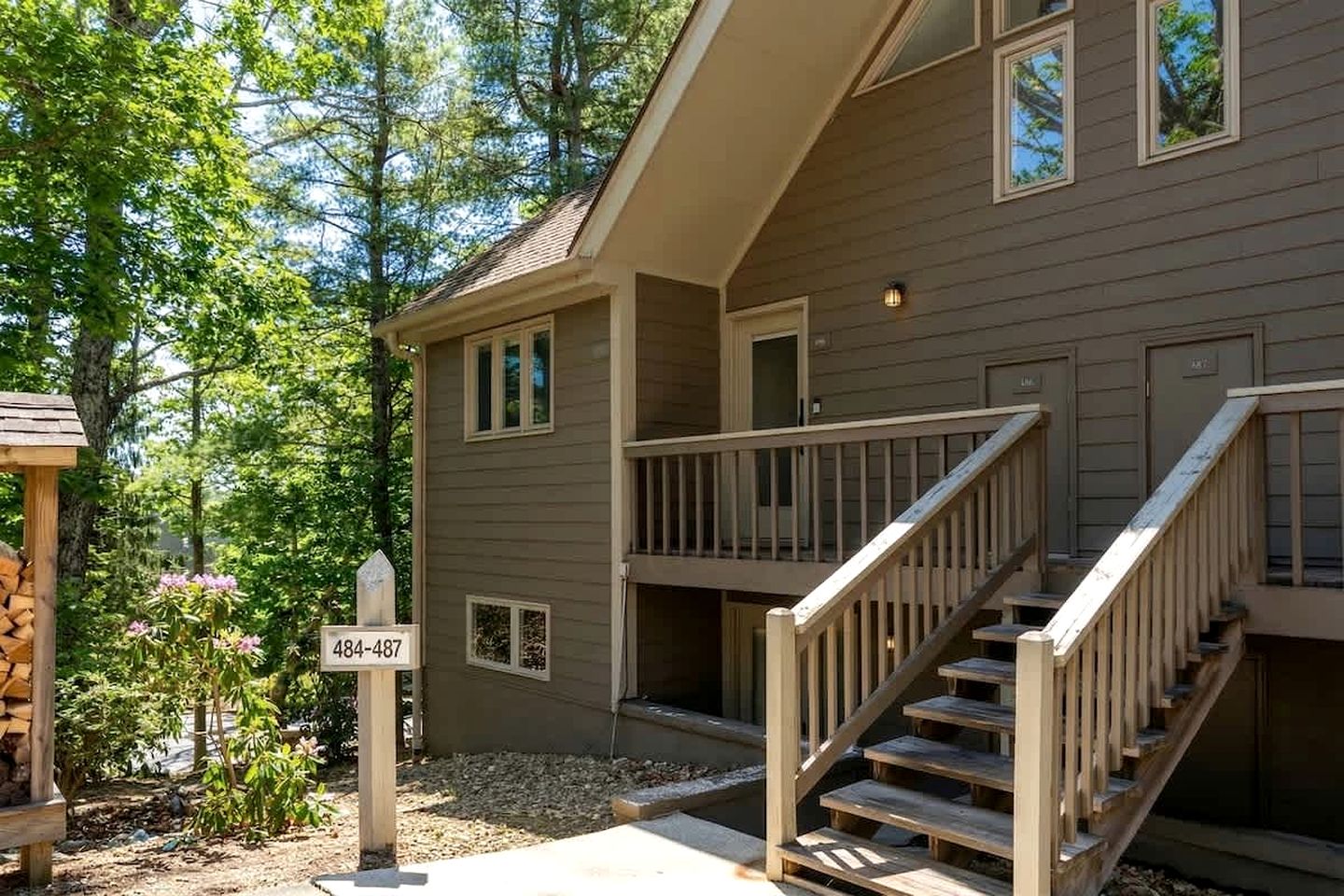 Pet-Friendly Mountain Retreat with Fireplace & Walkable Village Access Near Wintergreen Resort, Virginia