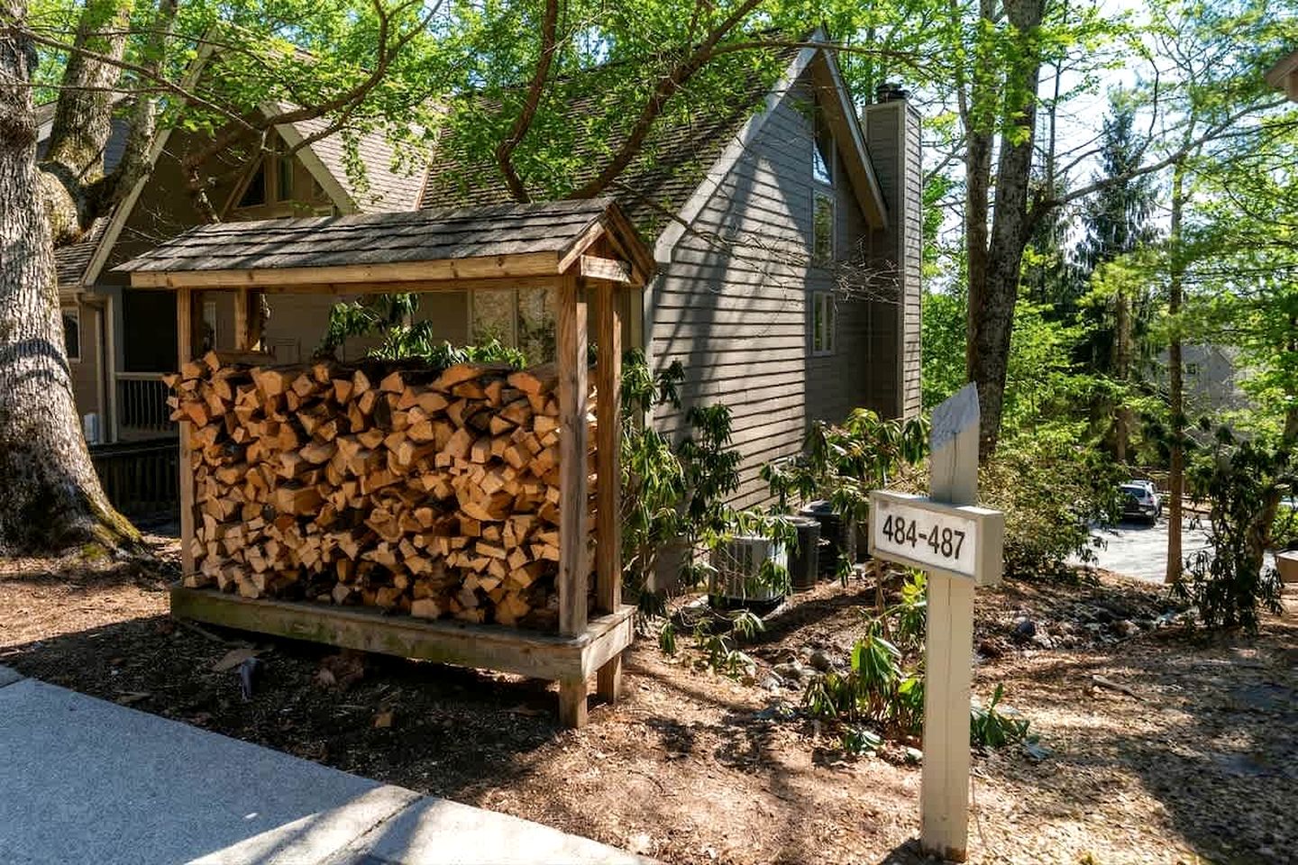 Pet-Friendly Mountain Retreat with Fireplace & Walkable Village Access Near Wintergreen Resort, Virginia
