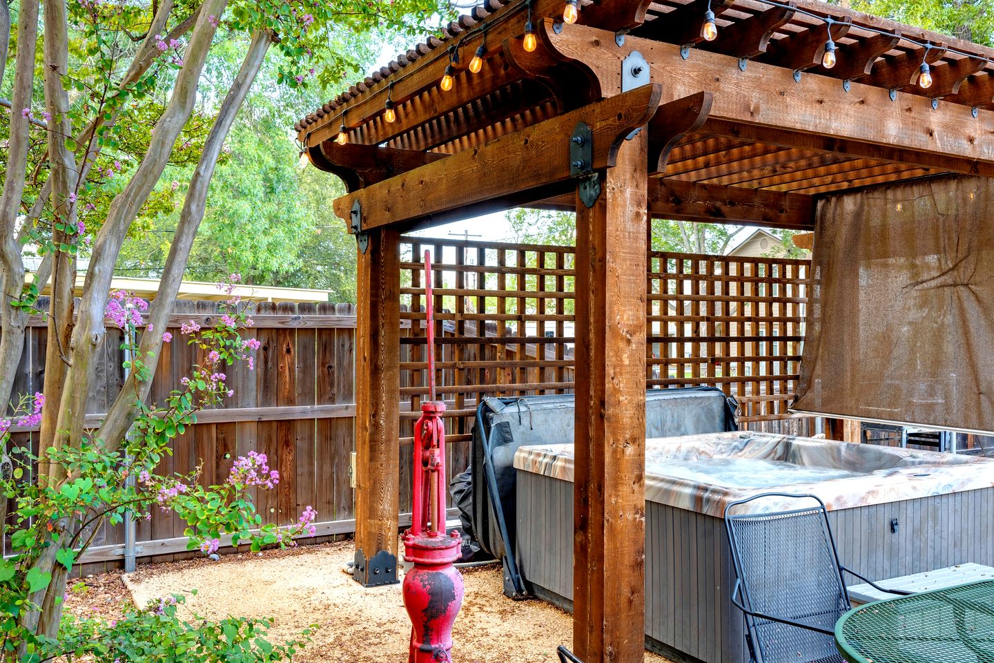 Pet Friendly, Rustic Cottage with Hot Tub and Charming Backyard, Perfect for a Weekend Escape from Austin, Texas