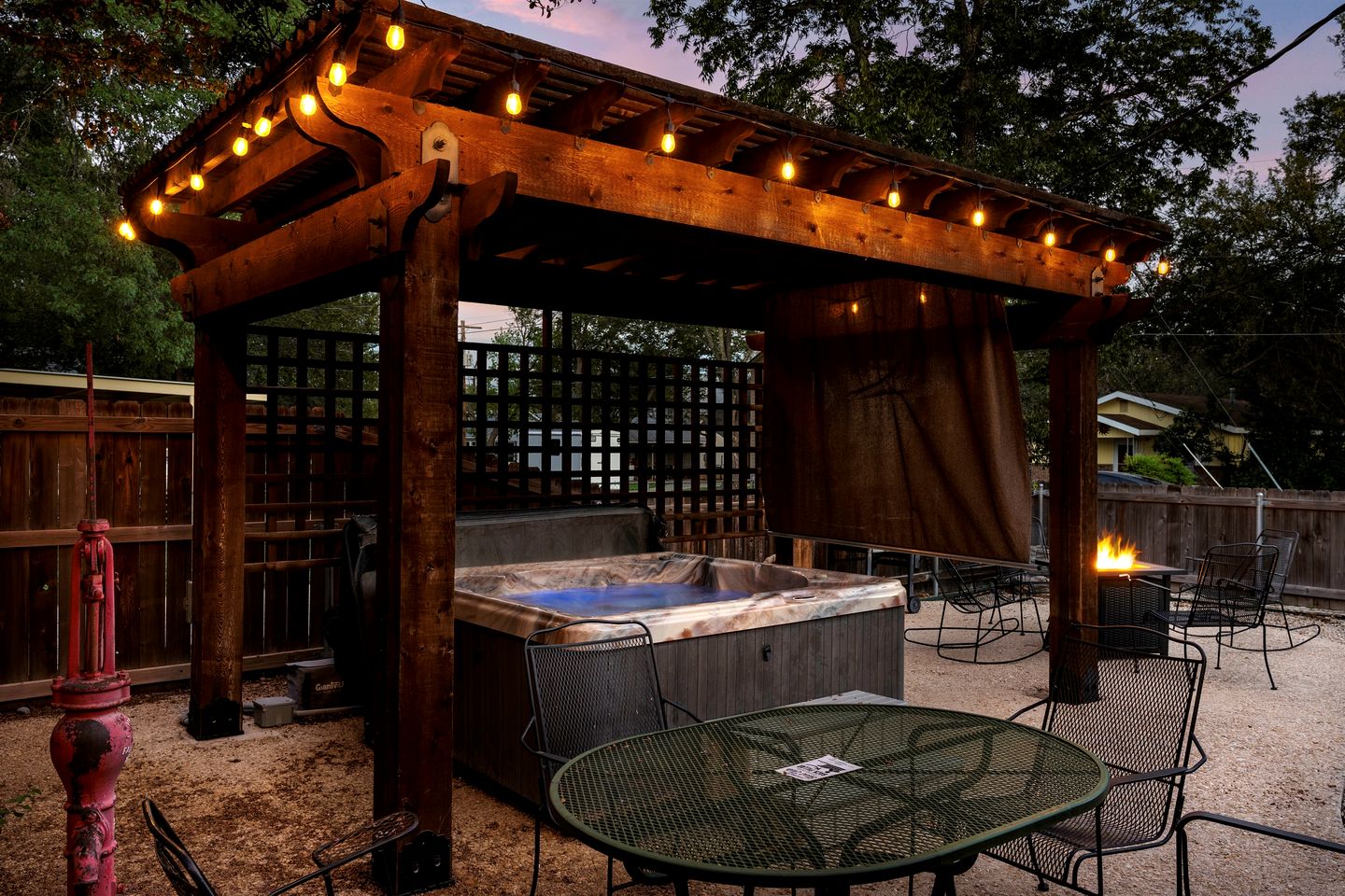 Pet Friendly, Rustic Cottage with Hot Tub and Charming Backyard, Perfect for a Weekend Escape from Austin, Texas