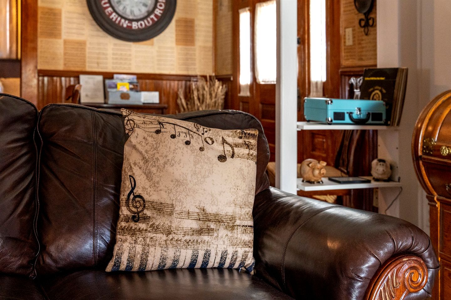 Pet Friendly, Rustic Cottage with Hot Tub and Charming Backyard, Perfect for a Weekend Escape from Austin, Texas