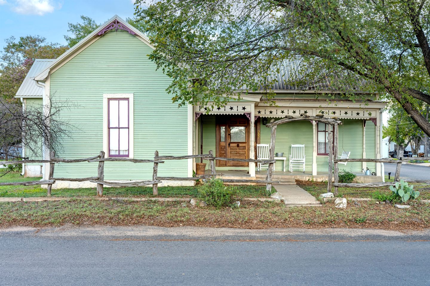 Pet Friendly, Rustic Cottage with Hot Tub and Charming Backyard, Perfect for a Weekend Escape from Austin, Texas