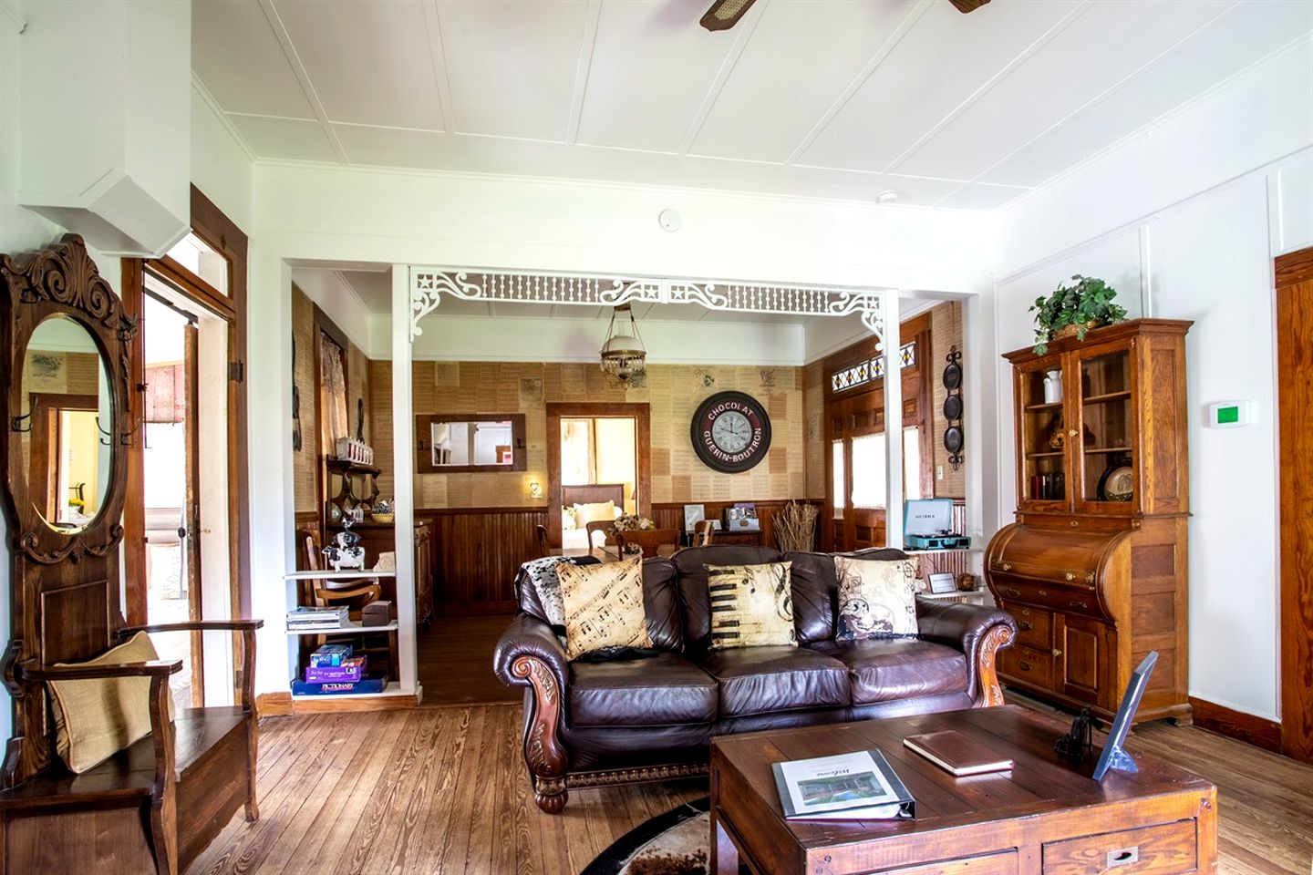 Pet Friendly, Rustic Cottage with Hot Tub and Charming Backyard, Perfect for a Weekend Escape from Austin, Texas