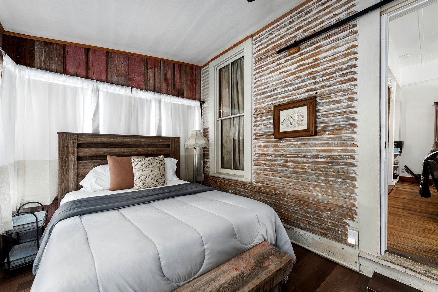 Pet Friendly, Rustic Cottage with Hot Tub and Charming Backyard, Perfect for a Weekend Escape from Austin, Texas