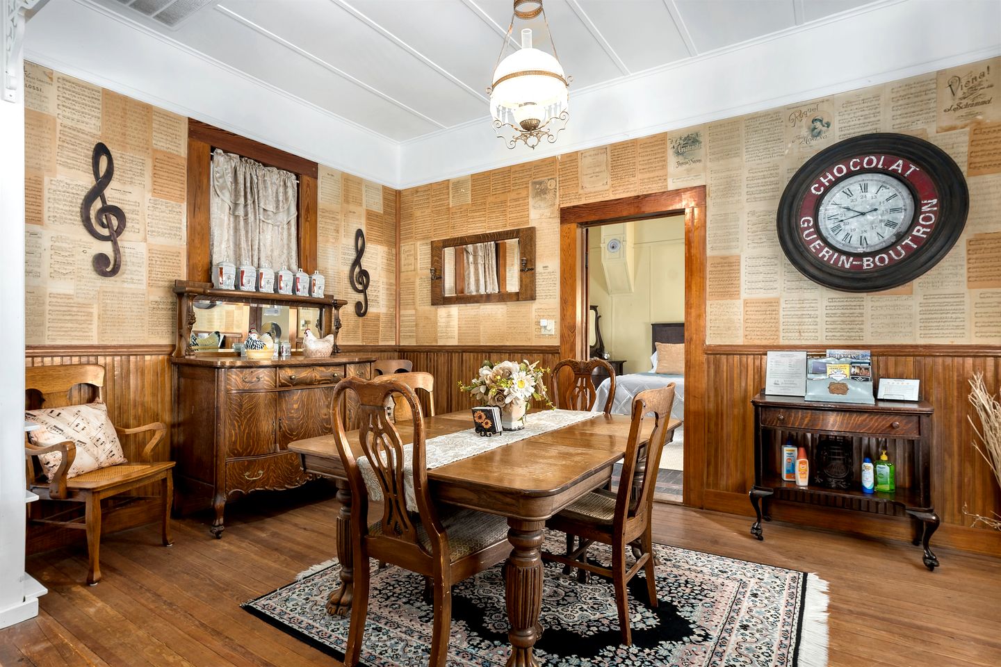 Pet Friendly, Rustic Cottage with Hot Tub and Charming Backyard, Perfect for a Weekend Escape from Austin, Texas