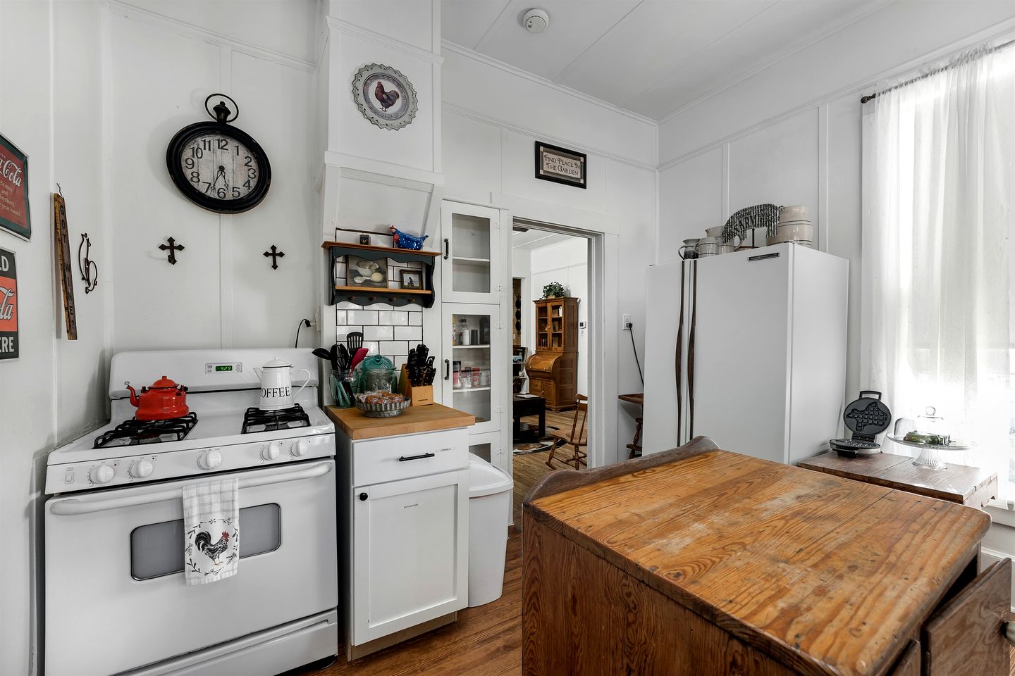 Pet Friendly, Rustic Cottage with Hot Tub and Charming Backyard, Perfect for a Weekend Escape from Austin, Texas