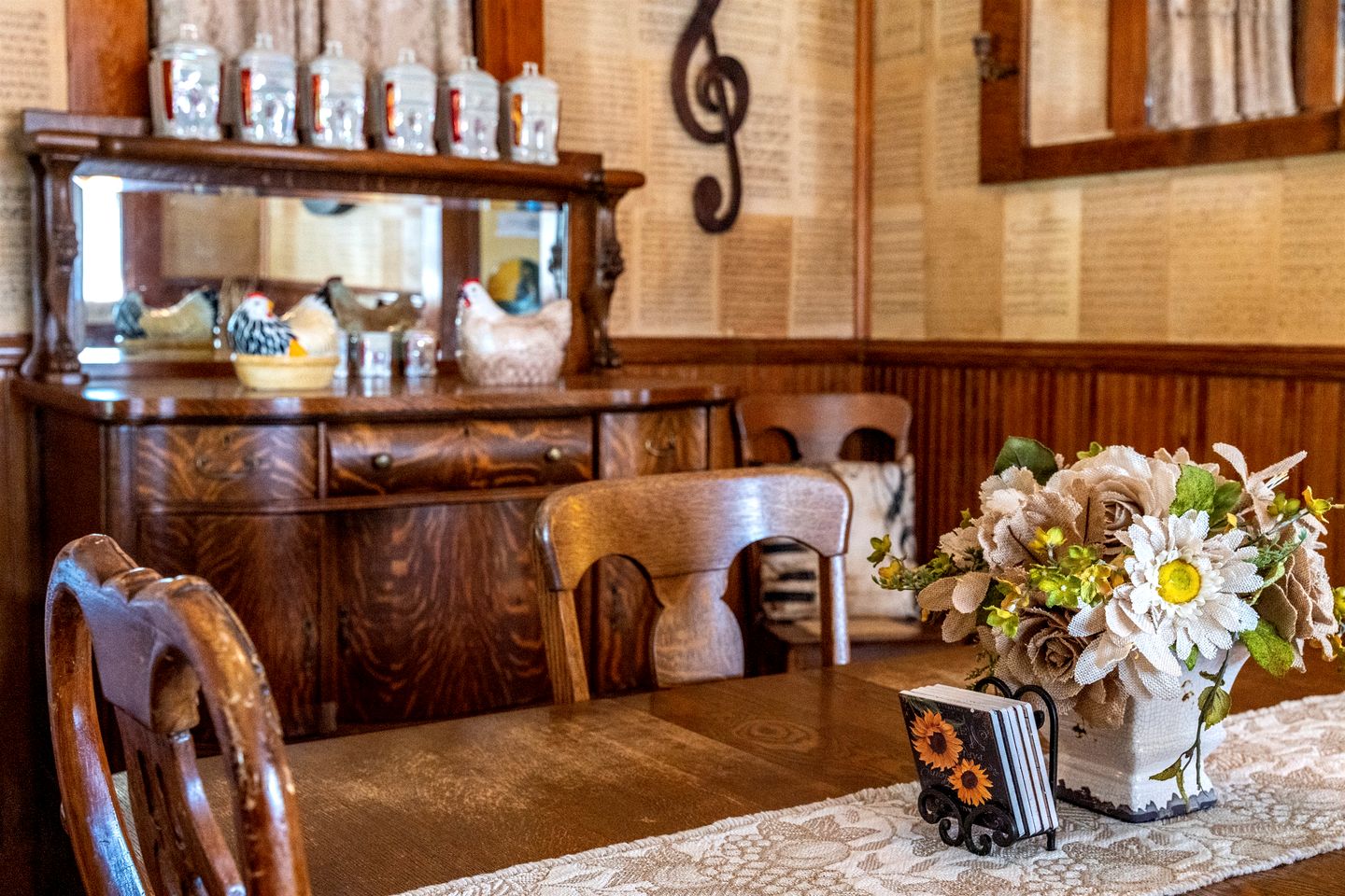 Pet Friendly, Rustic Cottage with Hot Tub and Charming Backyard, Perfect for a Weekend Escape from Austin, Texas