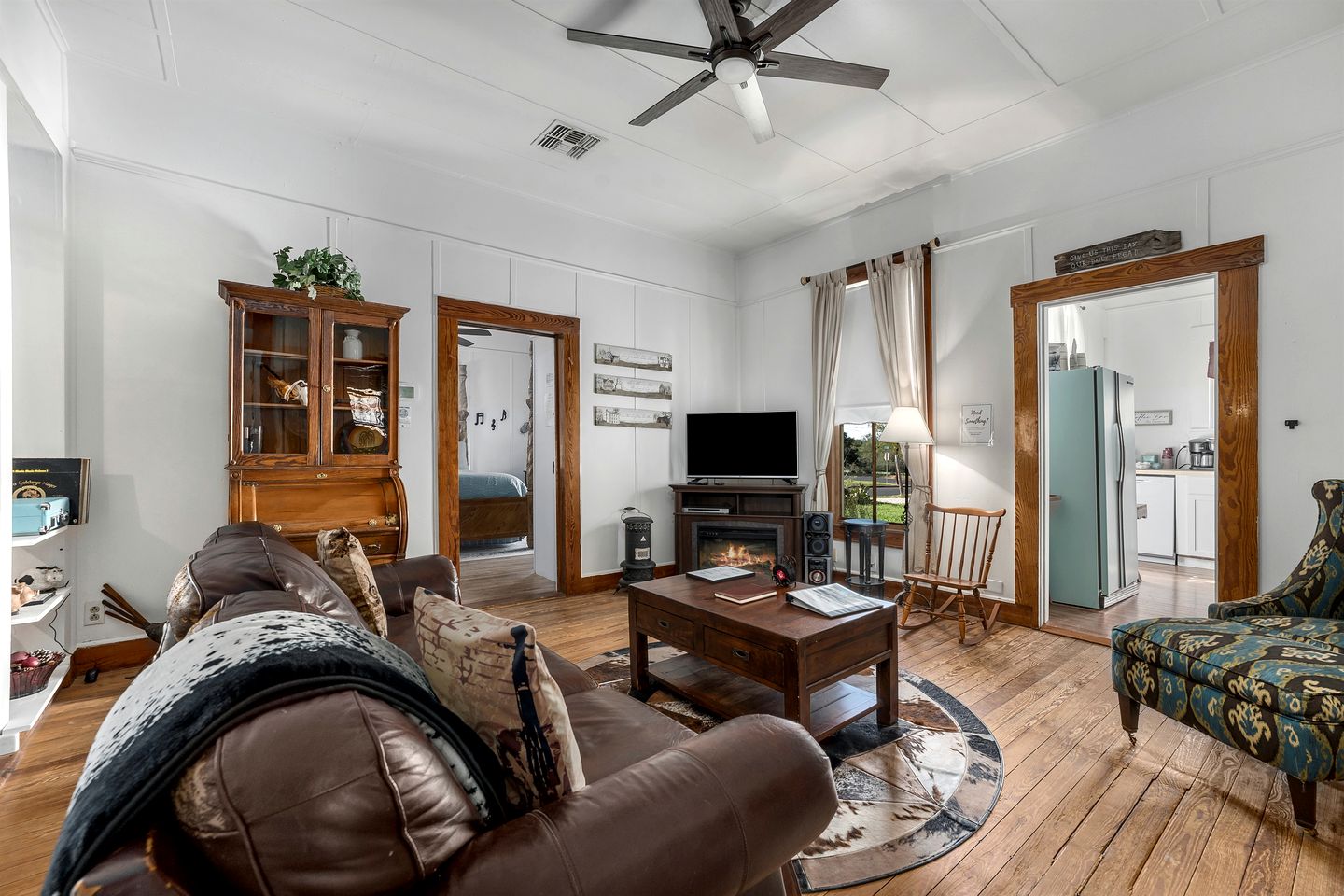 Pet Friendly, Rustic Cottage with Hot Tub and Charming Backyard, Perfect for a Weekend Escape from Austin, Texas