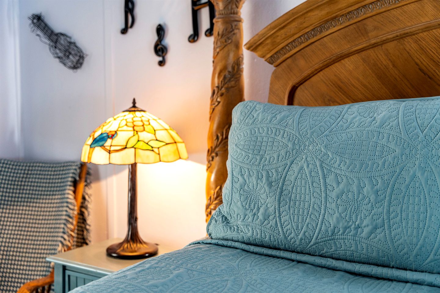 Pet Friendly, Rustic Cottage with Hot Tub and Charming Backyard, Perfect for a Weekend Escape from Austin, Texas