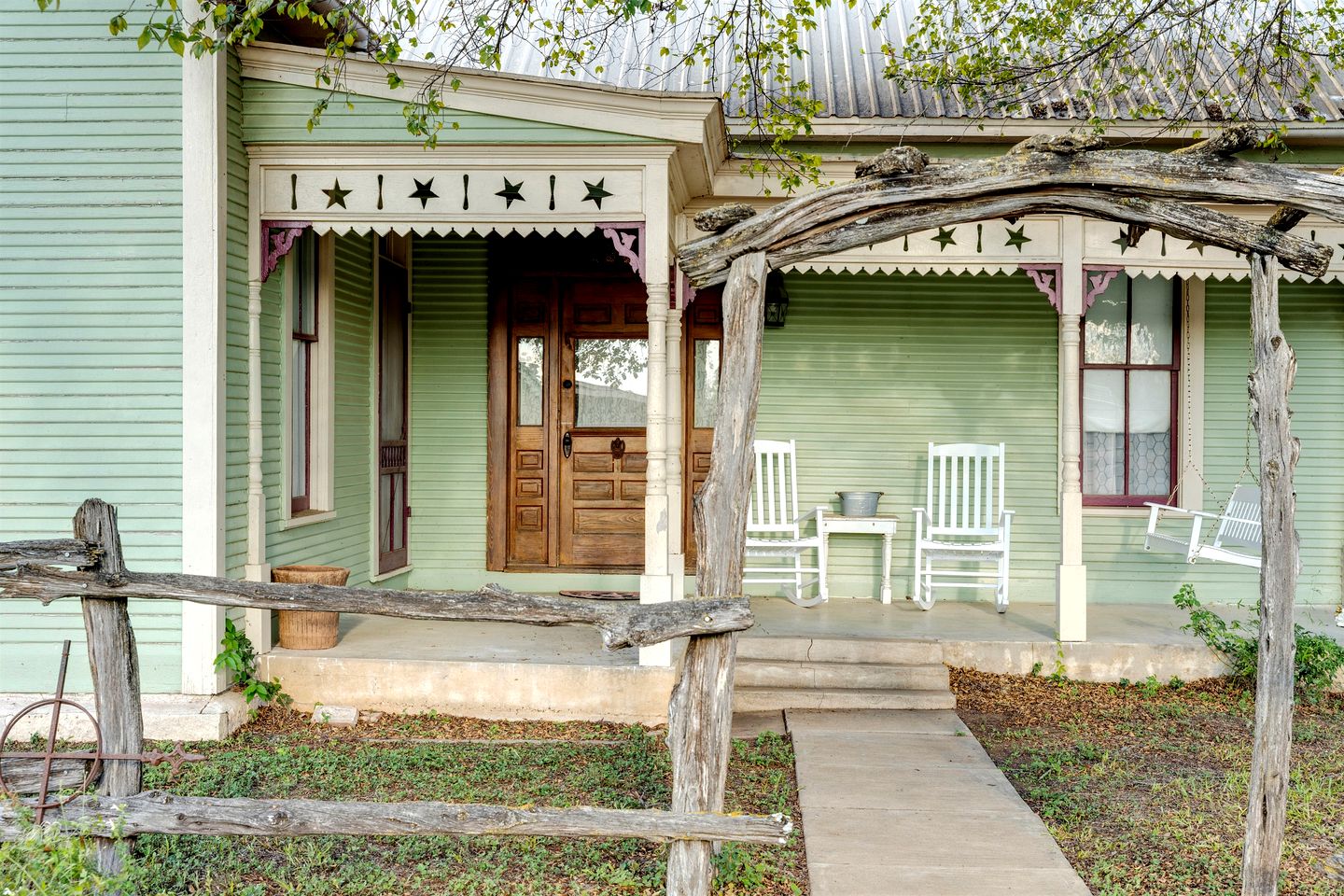 Pet Friendly, Rustic Cottage with Hot Tub and Charming Backyard, Perfect for a Weekend Escape from Austin, Texas