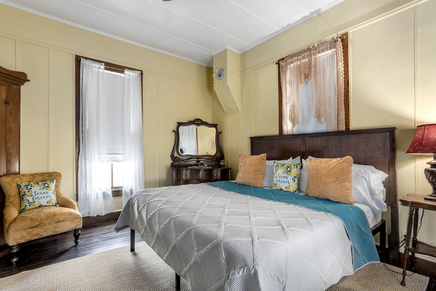 Pet Friendly, Rustic Cottage with Hot Tub and Charming Backyard, Perfect for a Weekend Escape from Austin, Texas