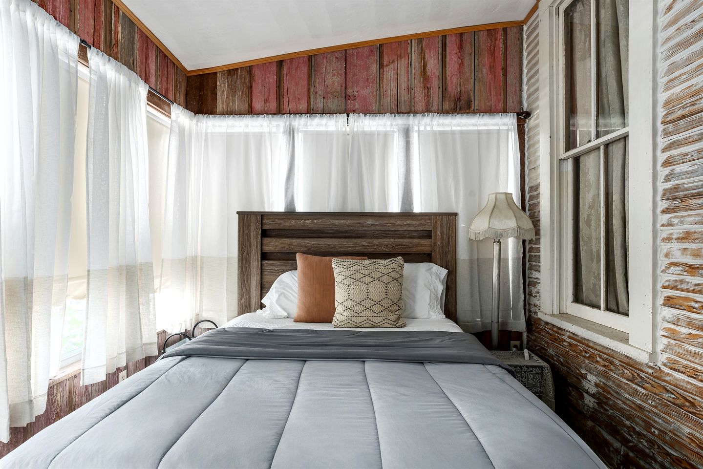 Pet Friendly, Rustic Cottage with Hot Tub and Charming Backyard, Perfect for a Weekend Escape from Austin, Texas