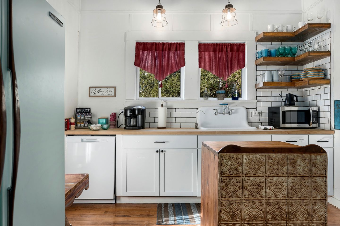 Pet Friendly, Rustic Cottage with Hot Tub and Charming Backyard, Perfect for a Weekend Escape from Austin, Texas