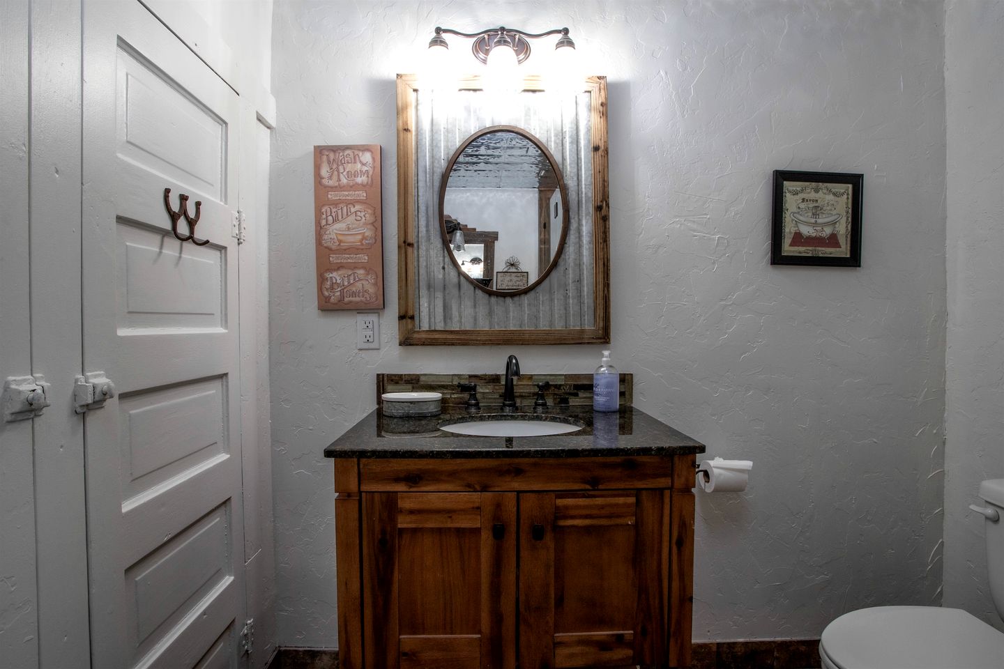 Pet Friendly, Rustic Cottage with Hot Tub and Charming Backyard, Perfect for a Weekend Escape from Austin, Texas