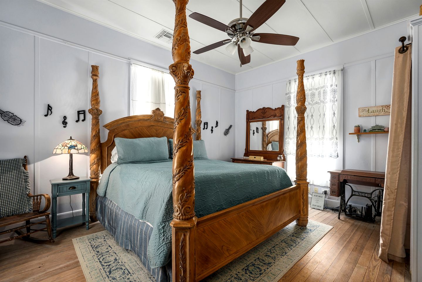 Pet Friendly, Rustic Cottage with Hot Tub and Charming Backyard, Perfect for a Weekend Escape from Austin, Texas