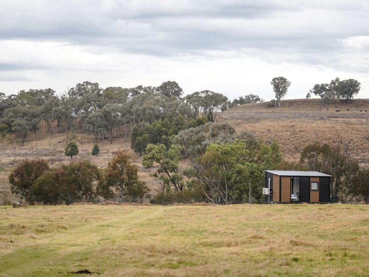Tranquil, Pet-Friendly Tiny Home Perfect for Couples Glamping in Ulamambri, Australia
