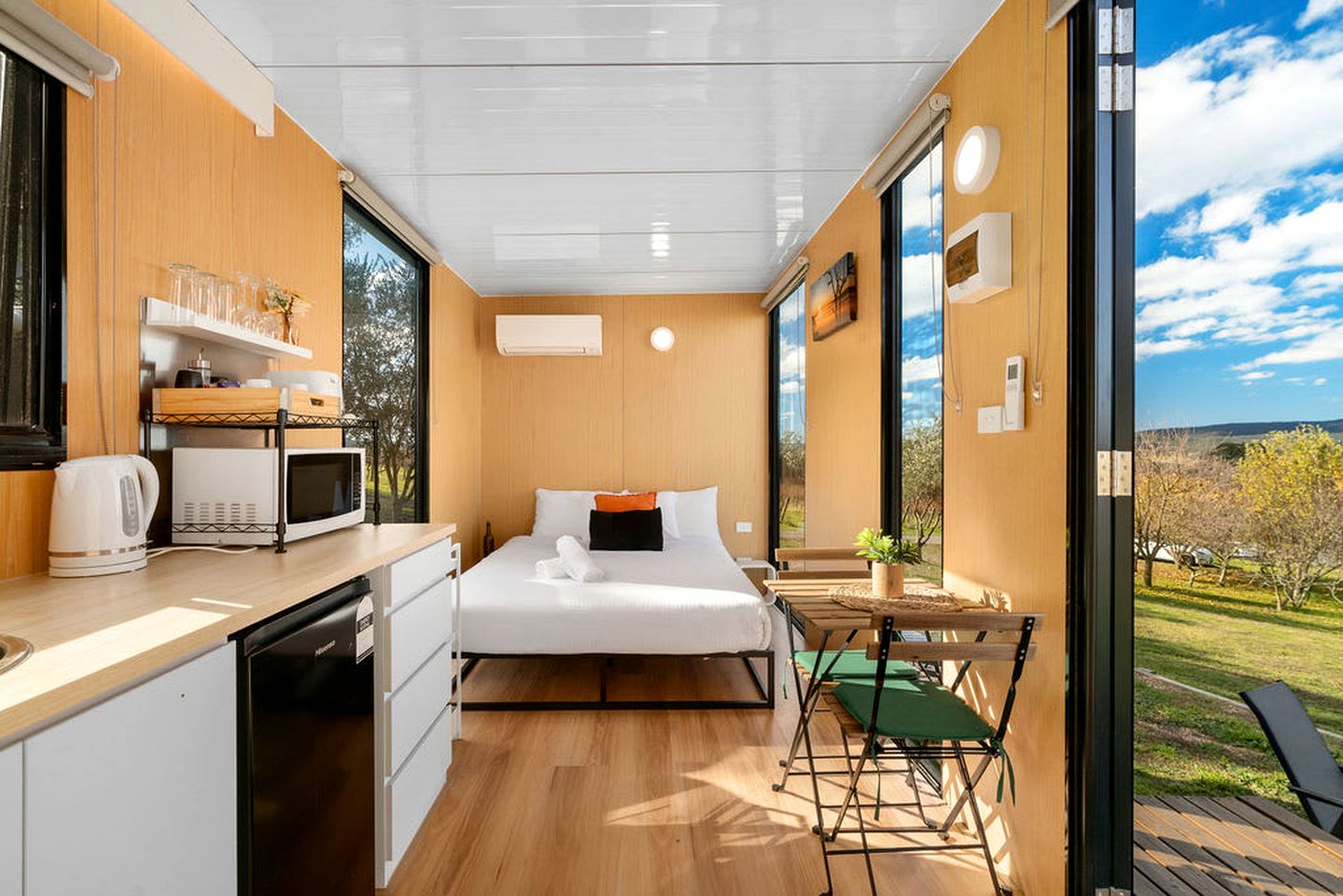 Pet-Friendly Tiny House with Vineyards Views Near Lake George in New South Wales, Australia