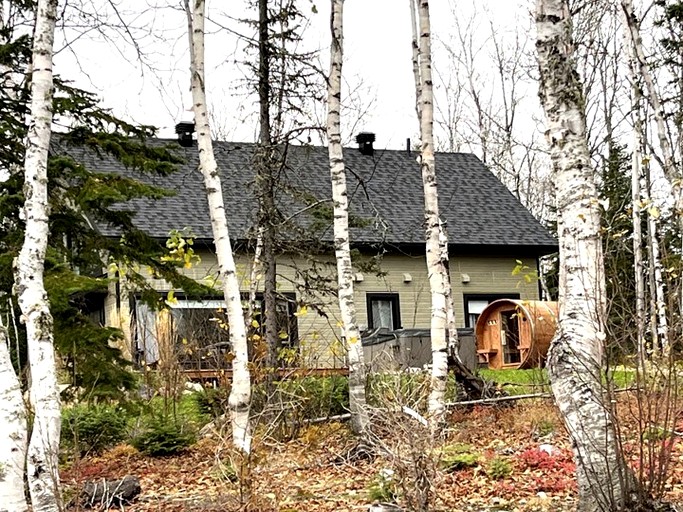Wonderful Cottage with Sauna, Spa and Private Deck in Quebec
